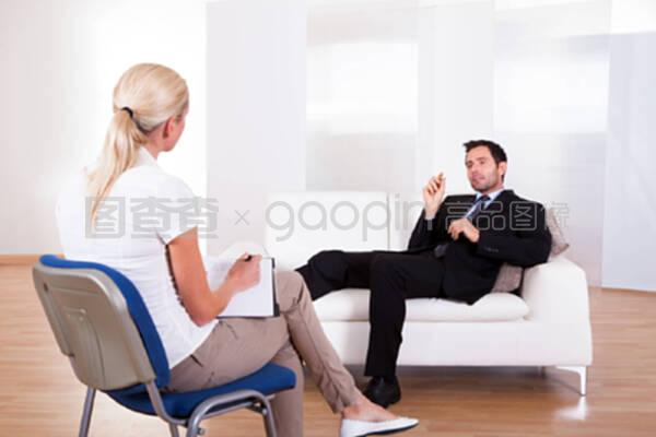 和精神病醫生談話的人